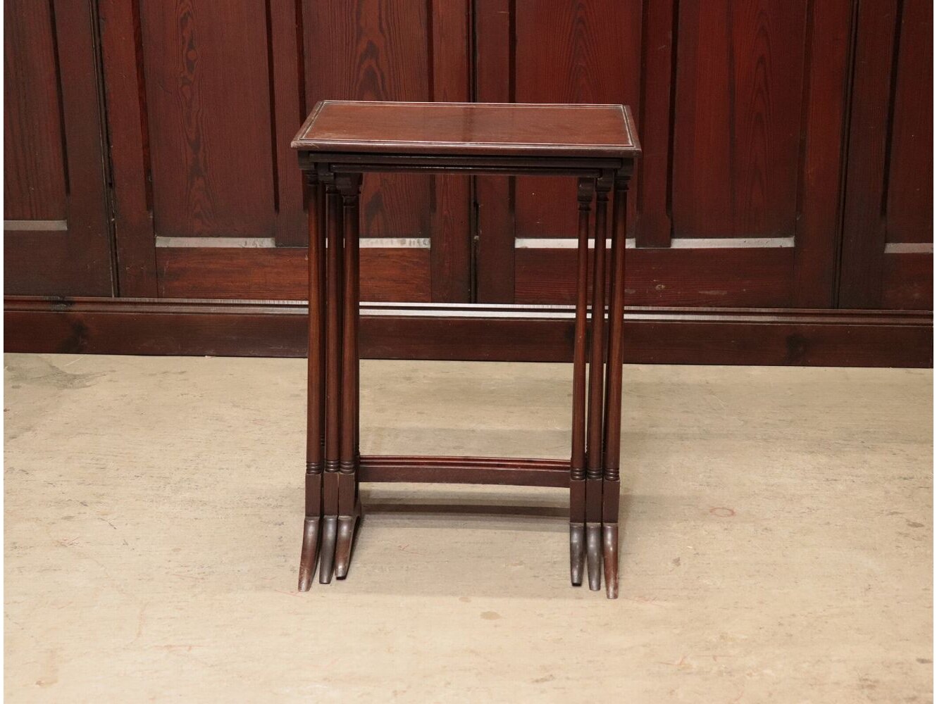 ネストテーブル