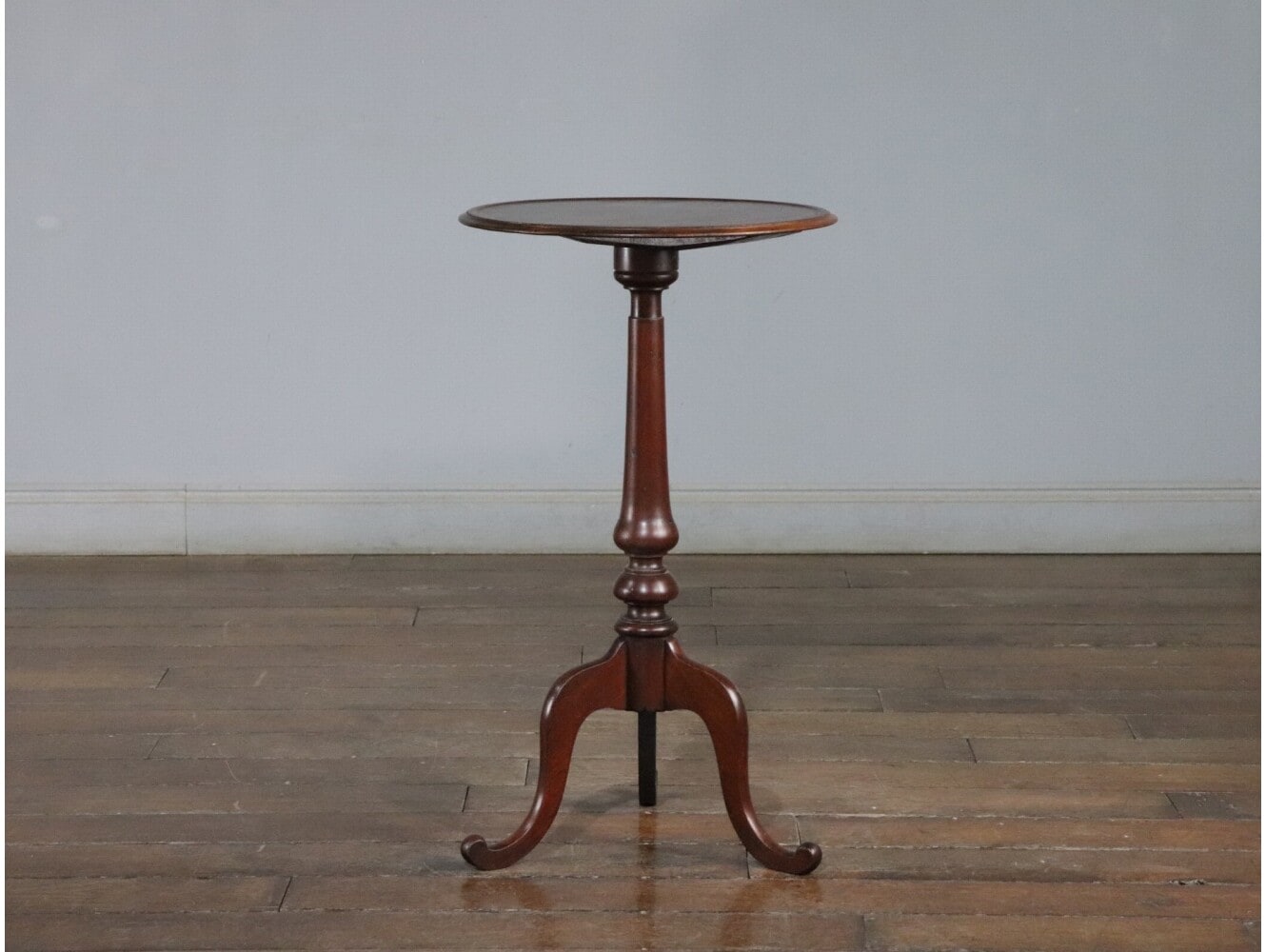 ペデスタルテーブル