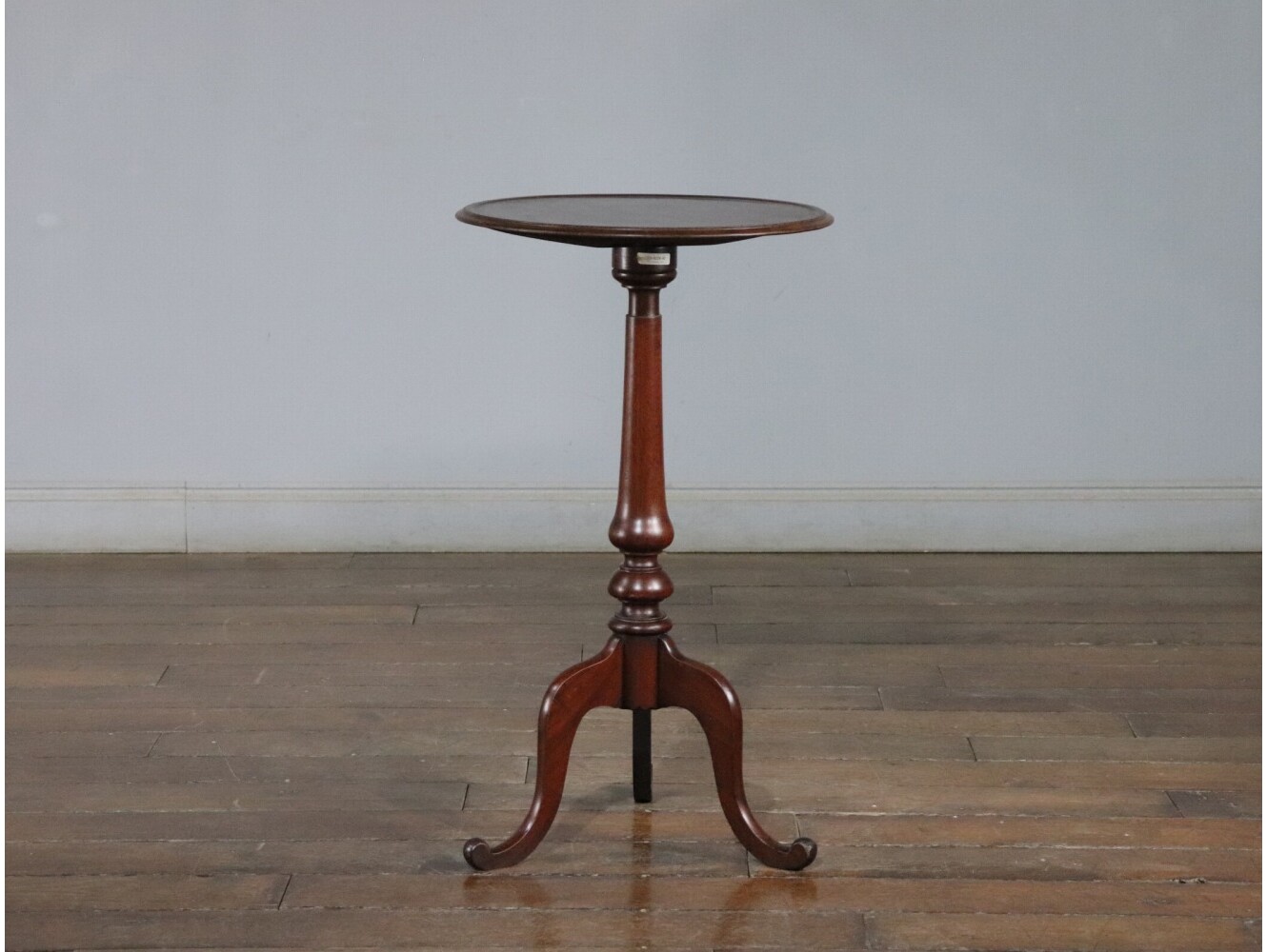 ペデスタルテーブル