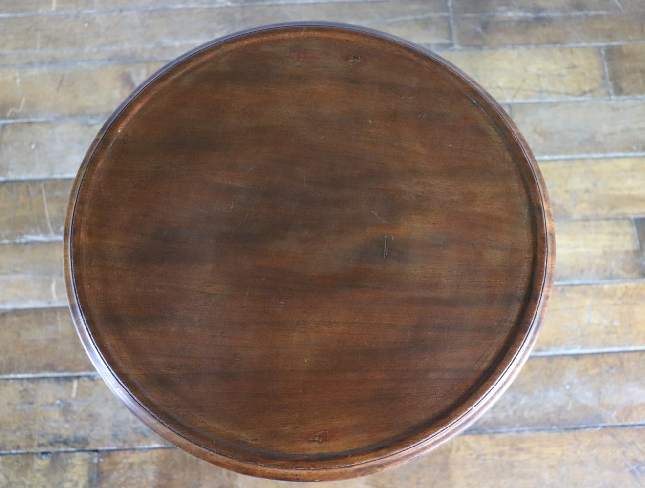 ペデスタルテーブル