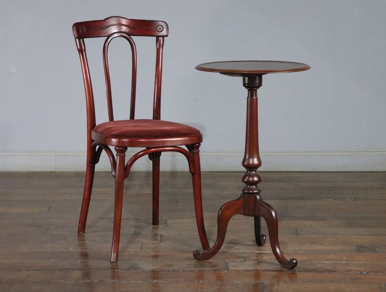 ペデスタルテーブル