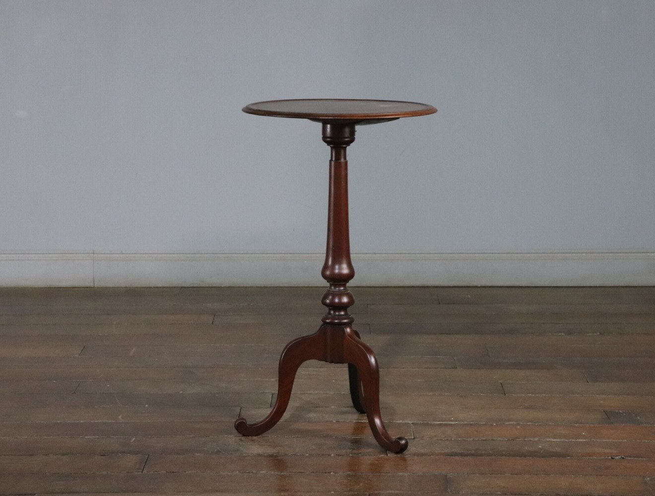 ペデスタルテーブル