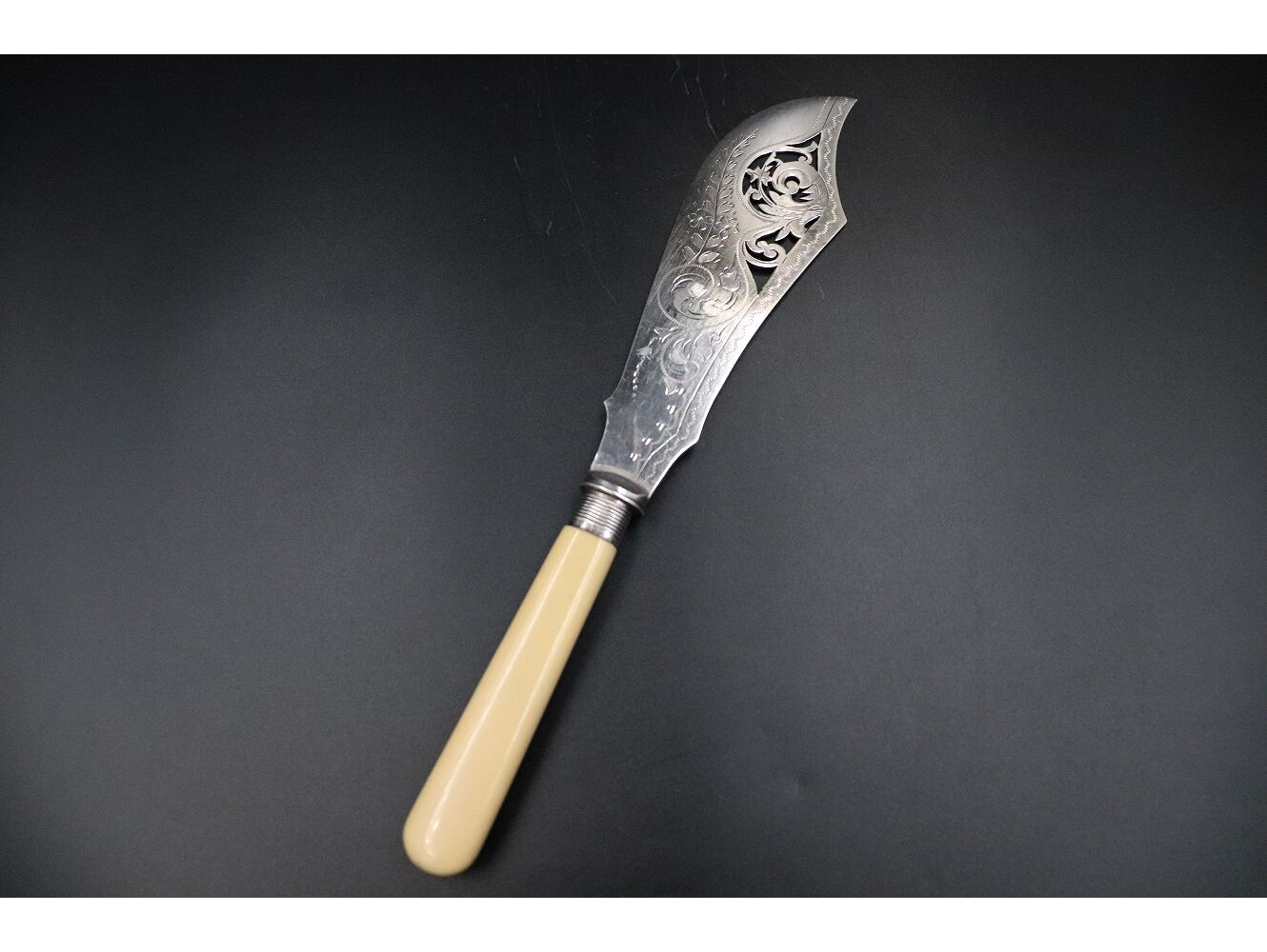 フィッシュサーバーナイフ