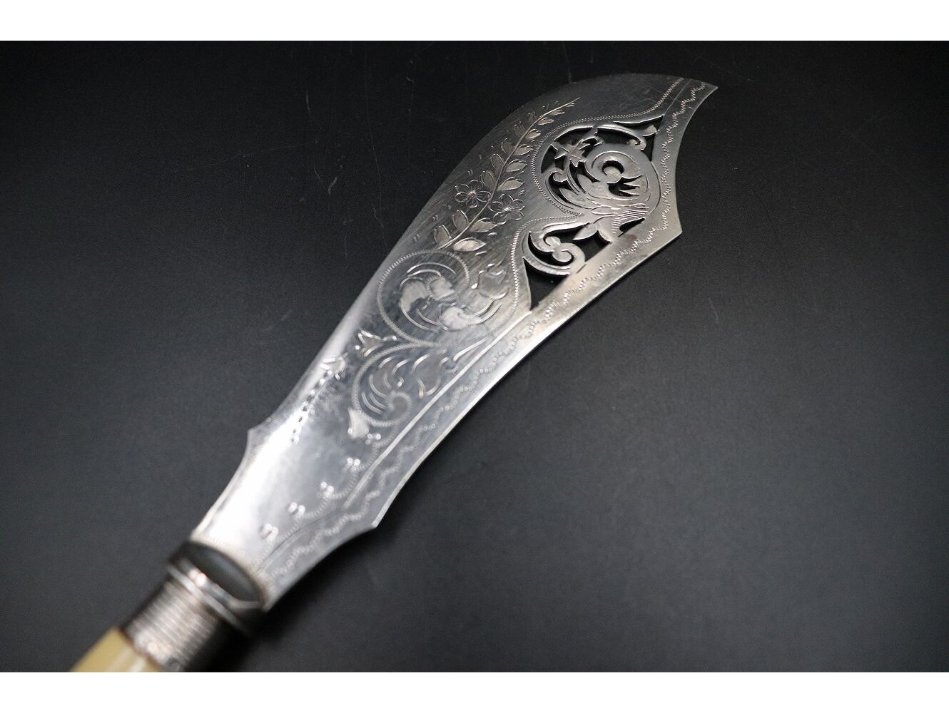 フィッシュサーバーナイフ