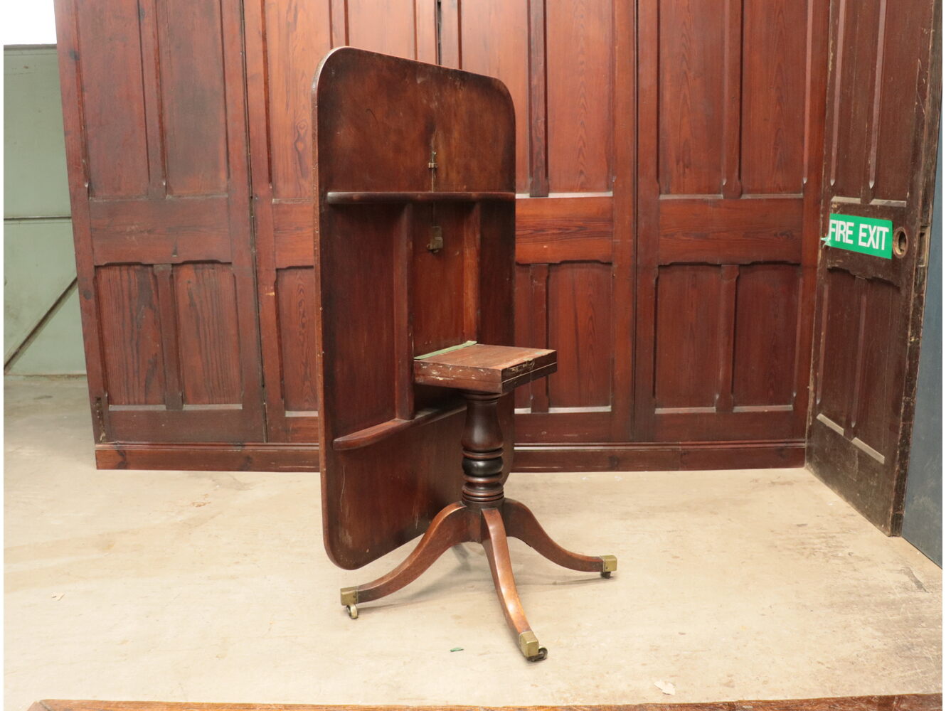 ティルトップテーブル