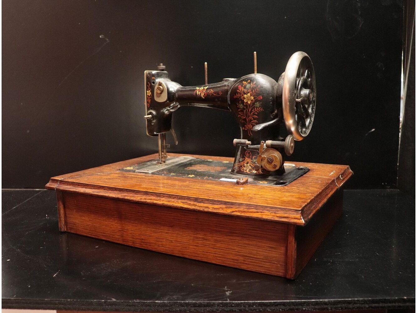 ミシン　　antique　　　腕ミシン①アンティーク　　　革ミシン　鋳物／兵庫発 No.188 ROBIN TE-1 大同工業製 腕ミシン 足踏みミシン：アンティーク