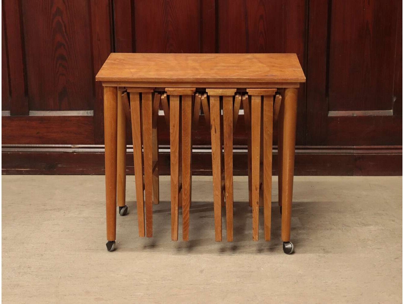 ネストテーブル