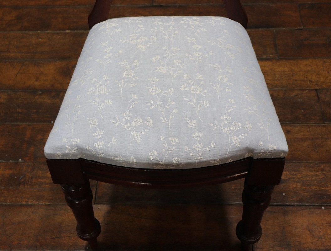 バルーンバックチェア