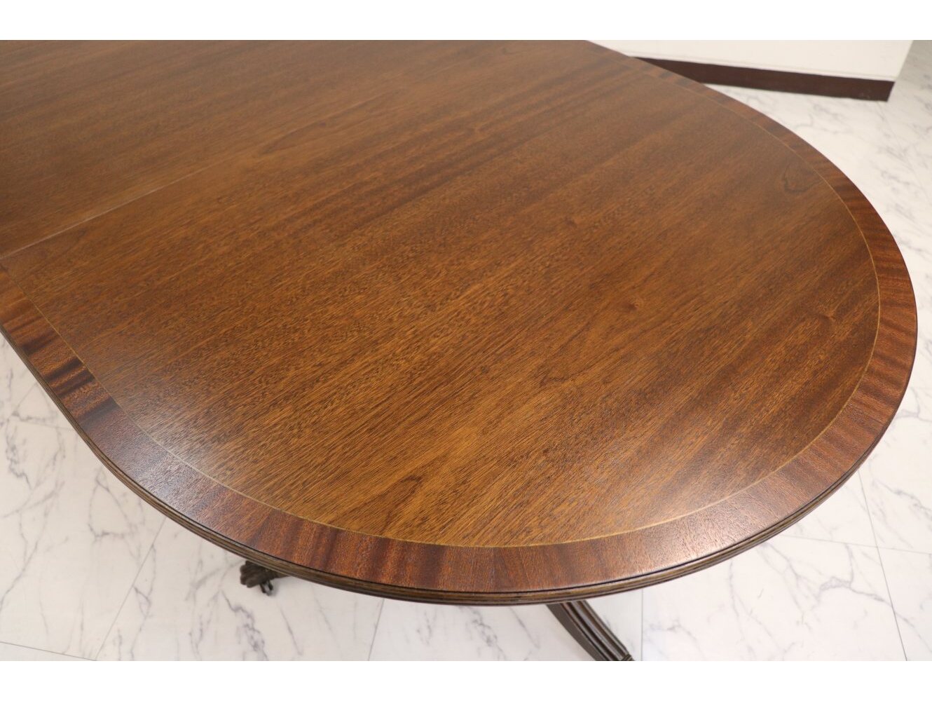 ペデスタルテーブル