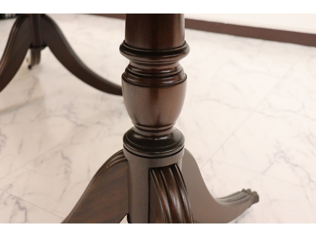 ペデスタルテーブル