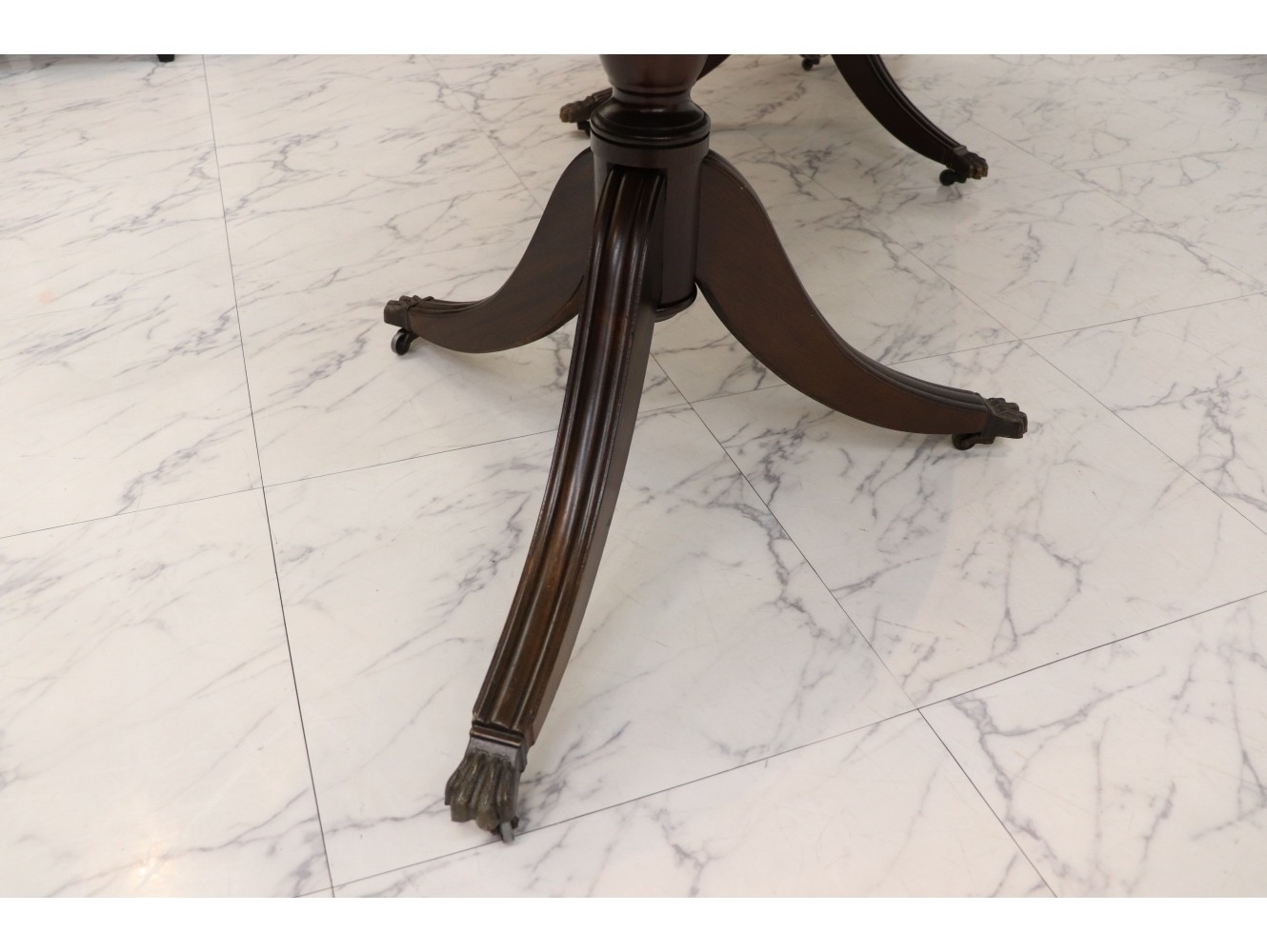 ペデスタルテーブル