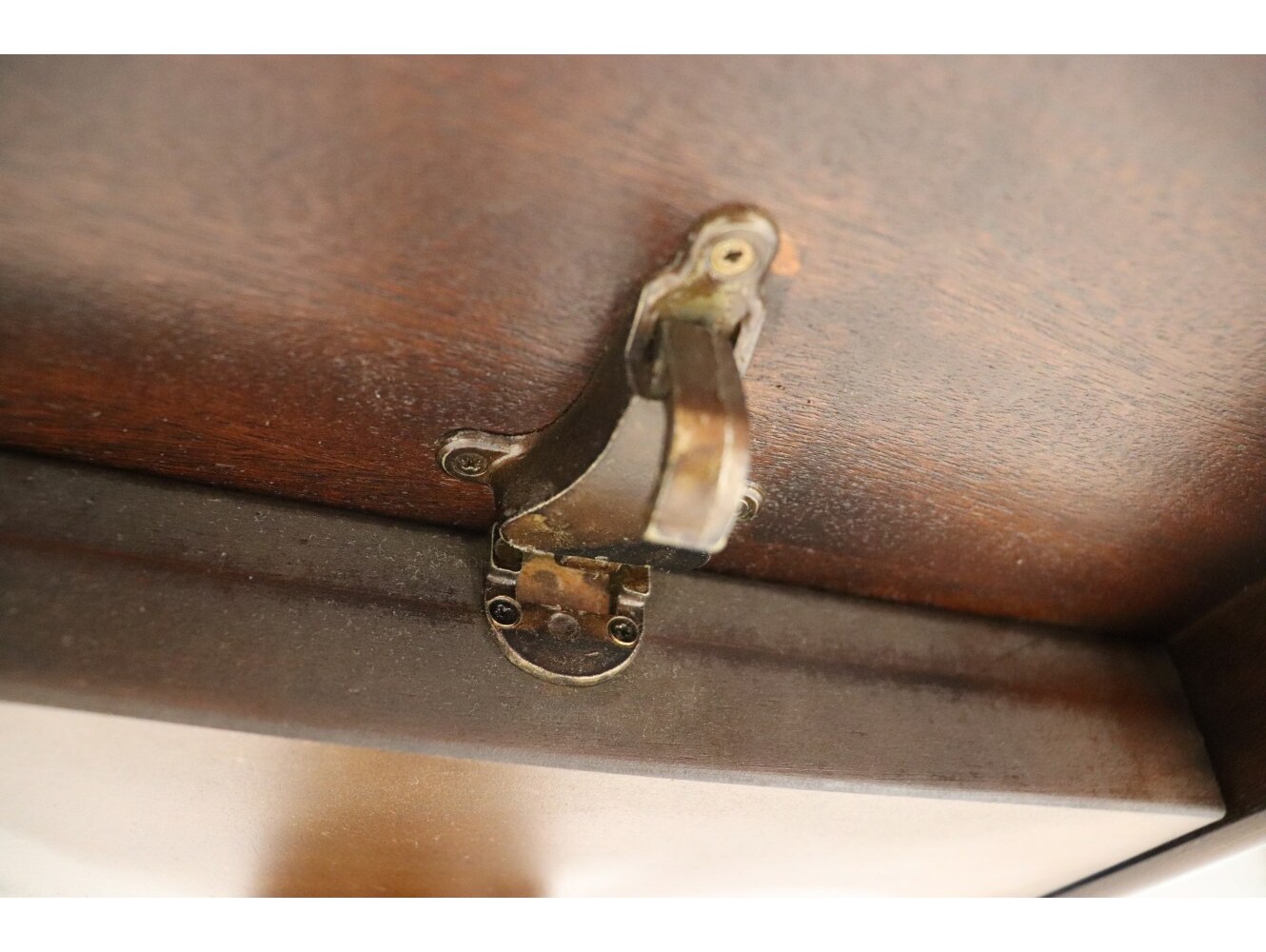 ペデスタルテーブル