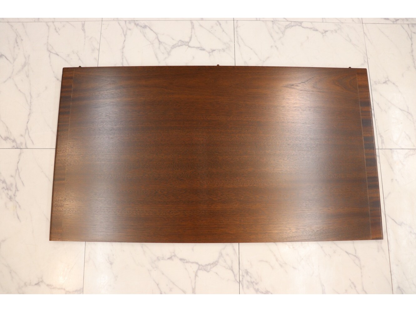 ペデスタルテーブル