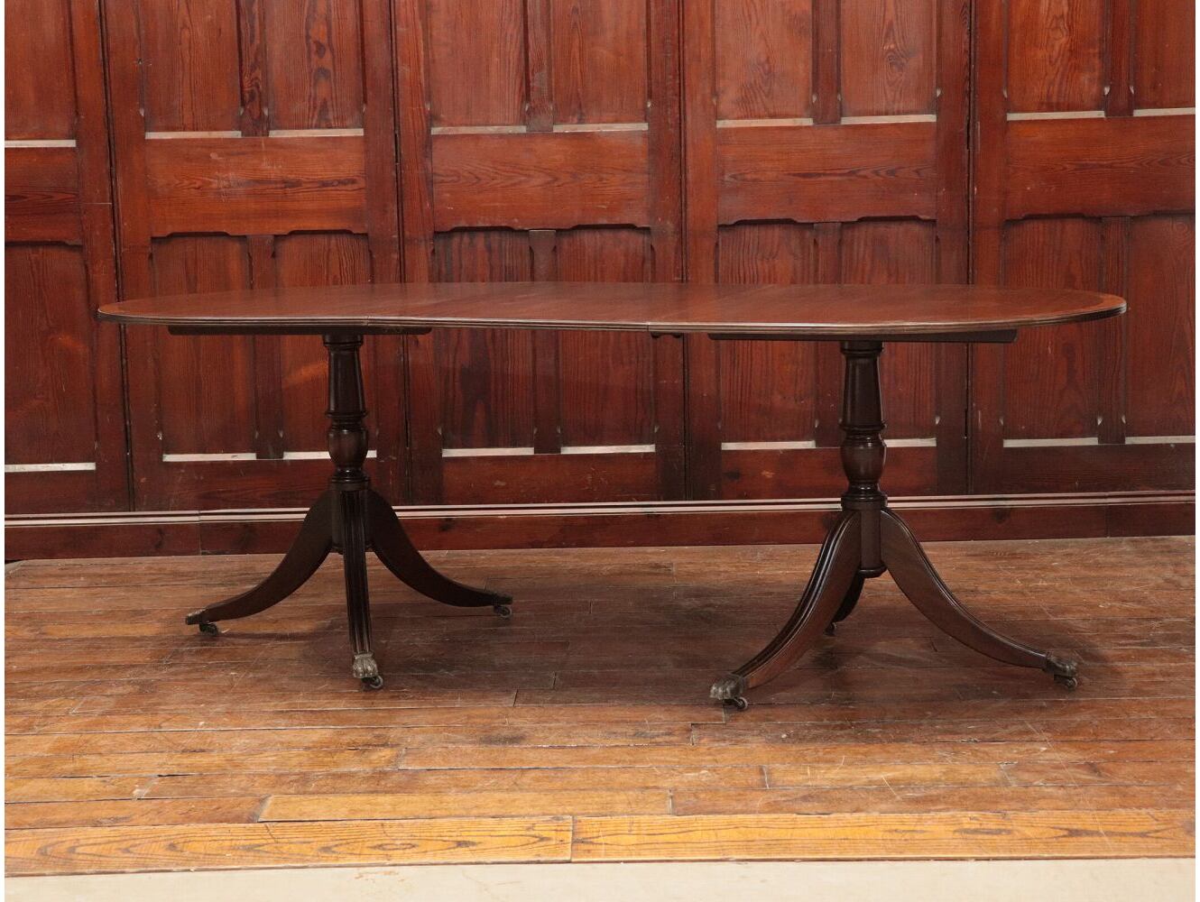 ペデスタルテーブル