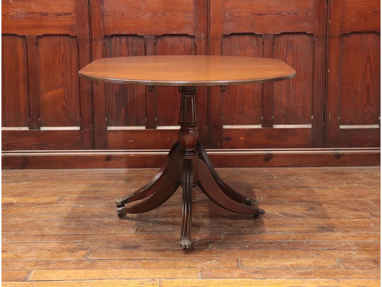 ペデスタルテーブル