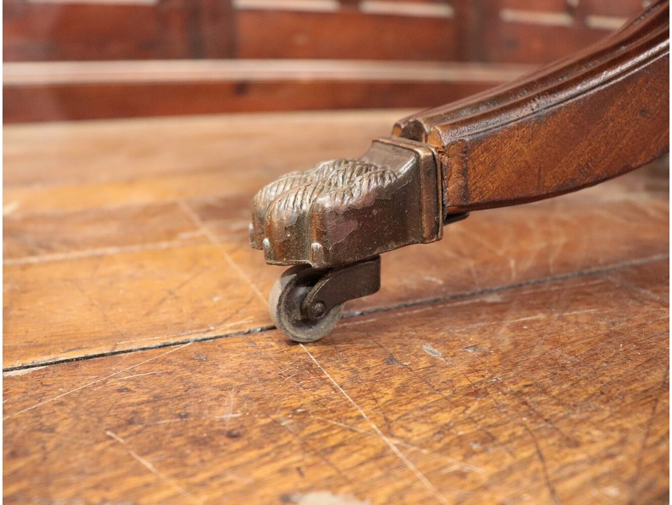 ペデスタルテーブル