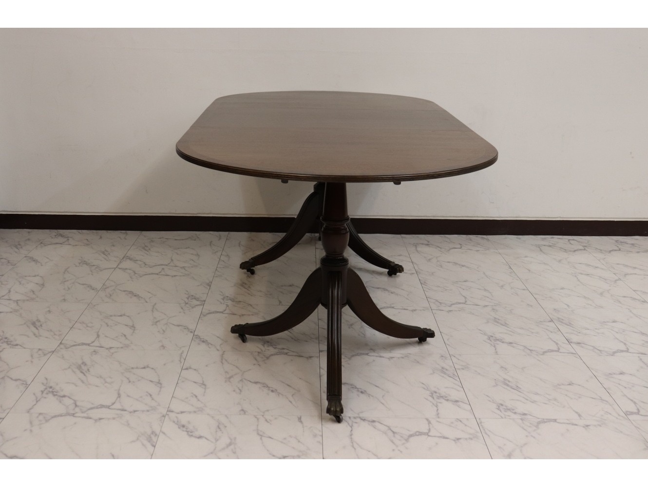 ペデスタルテーブル