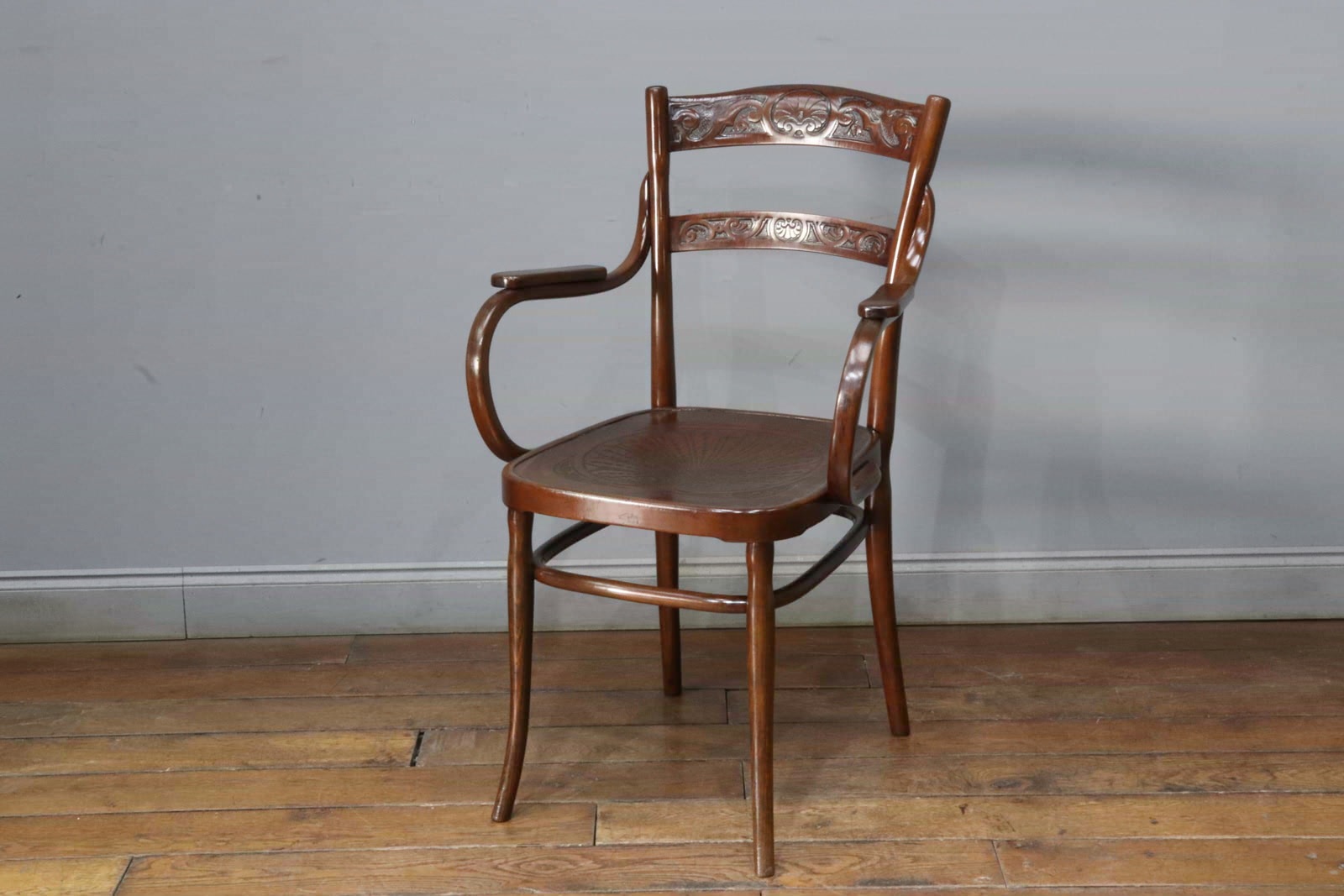 ベントウッドアームチェア