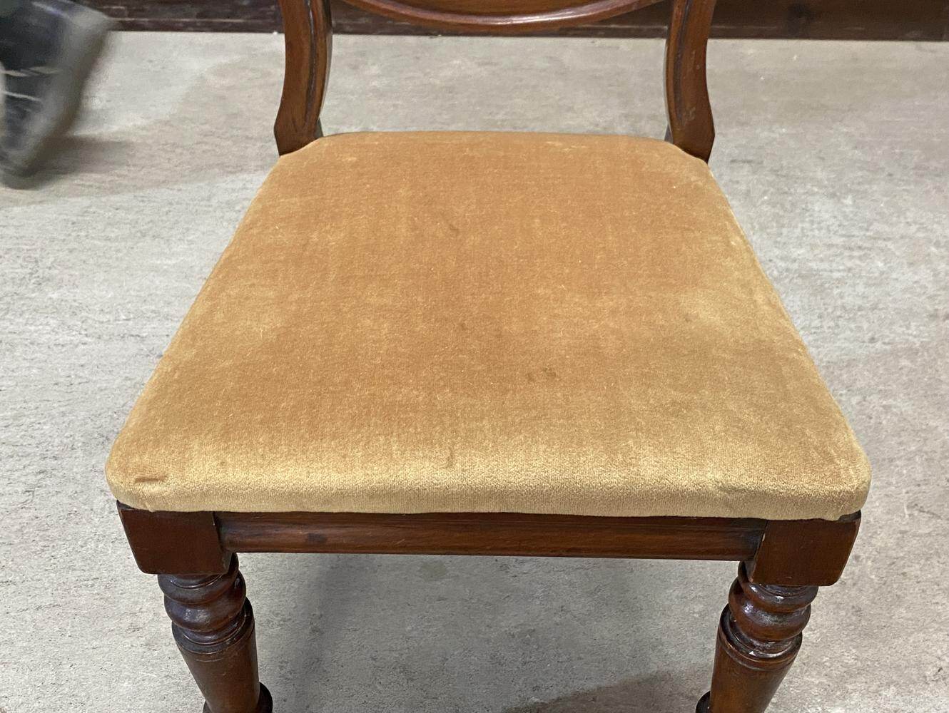 バルーンバックチェア