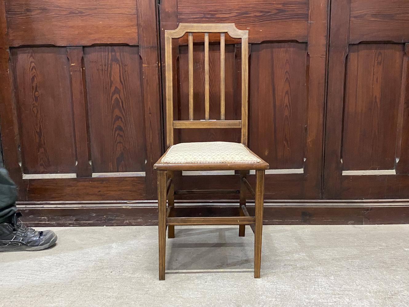 ベッドサイドチェア