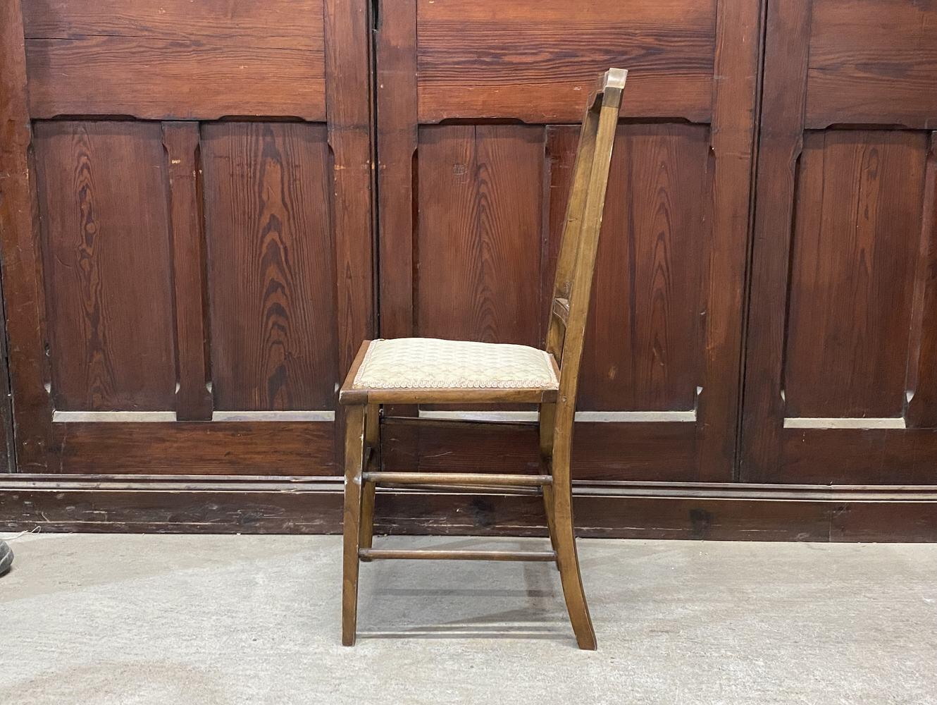 ベッドサイドチェア