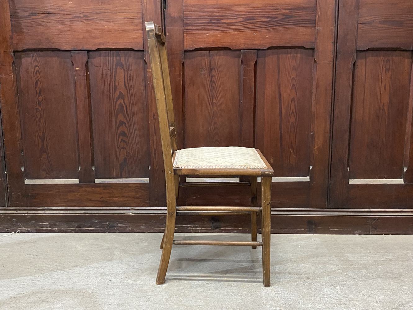 ベッドサイドチェア