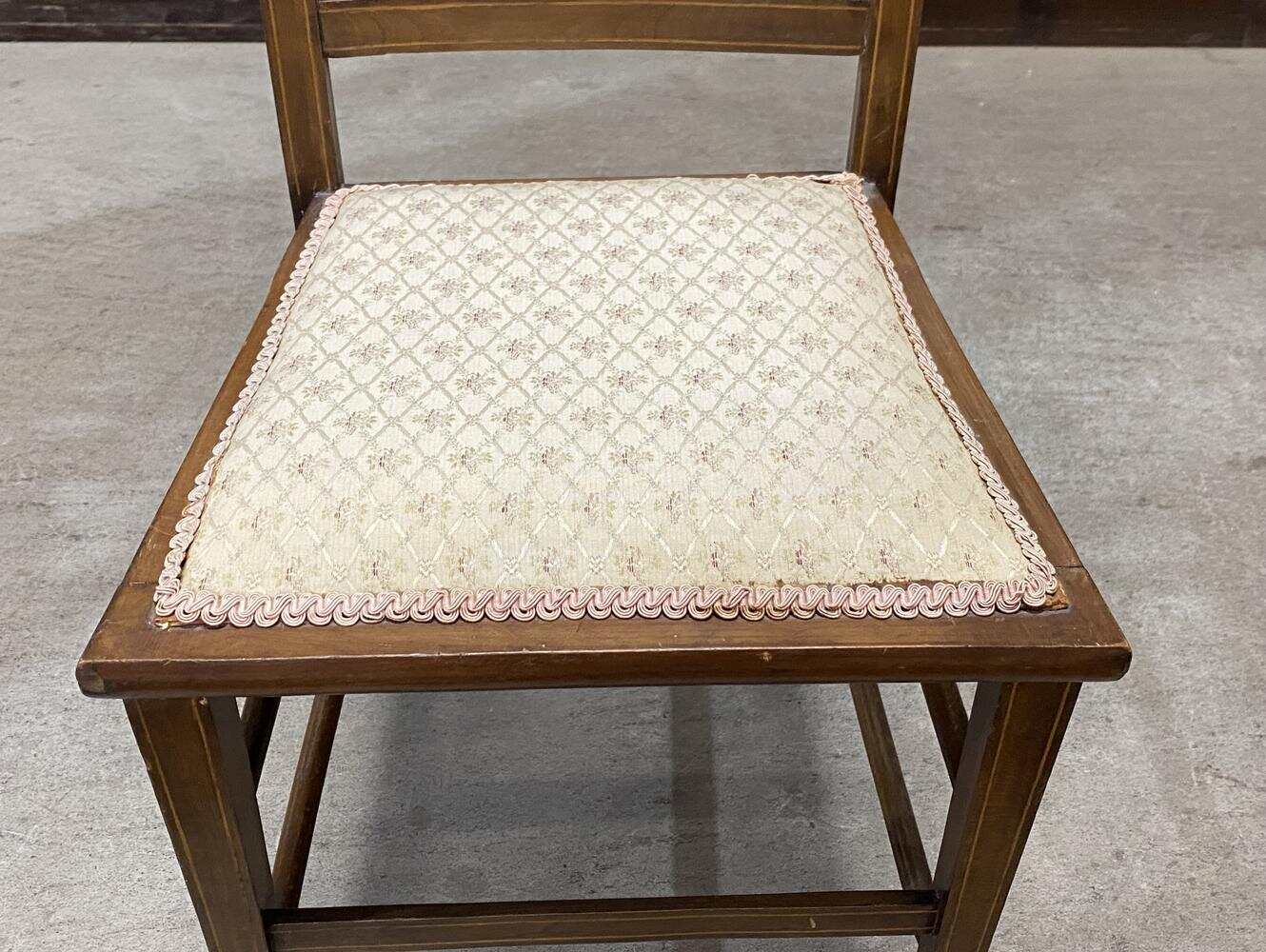 ベッドサイドチェア