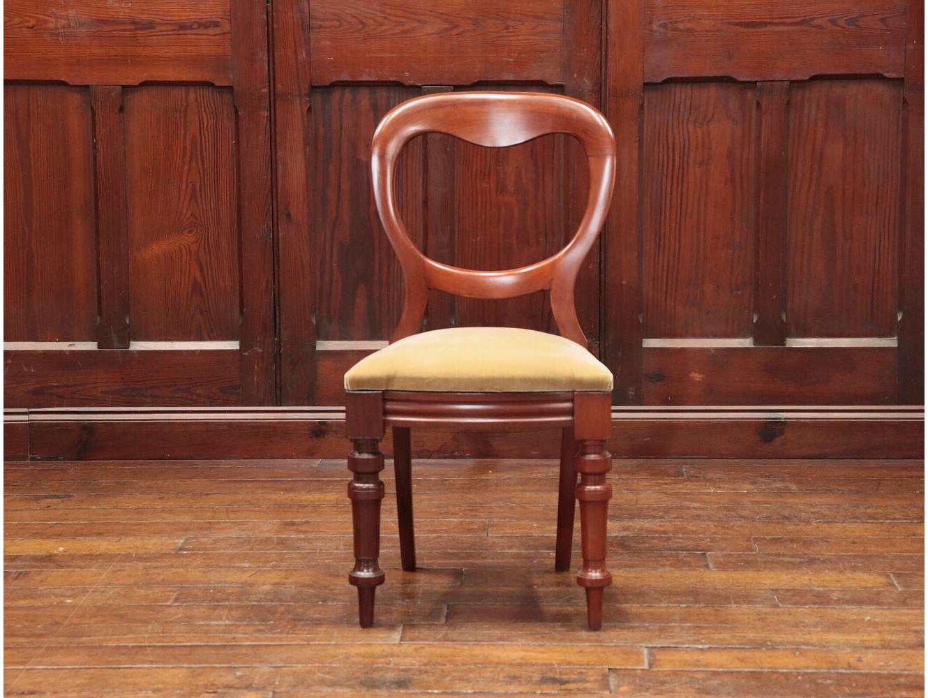 バルーンバックチェア