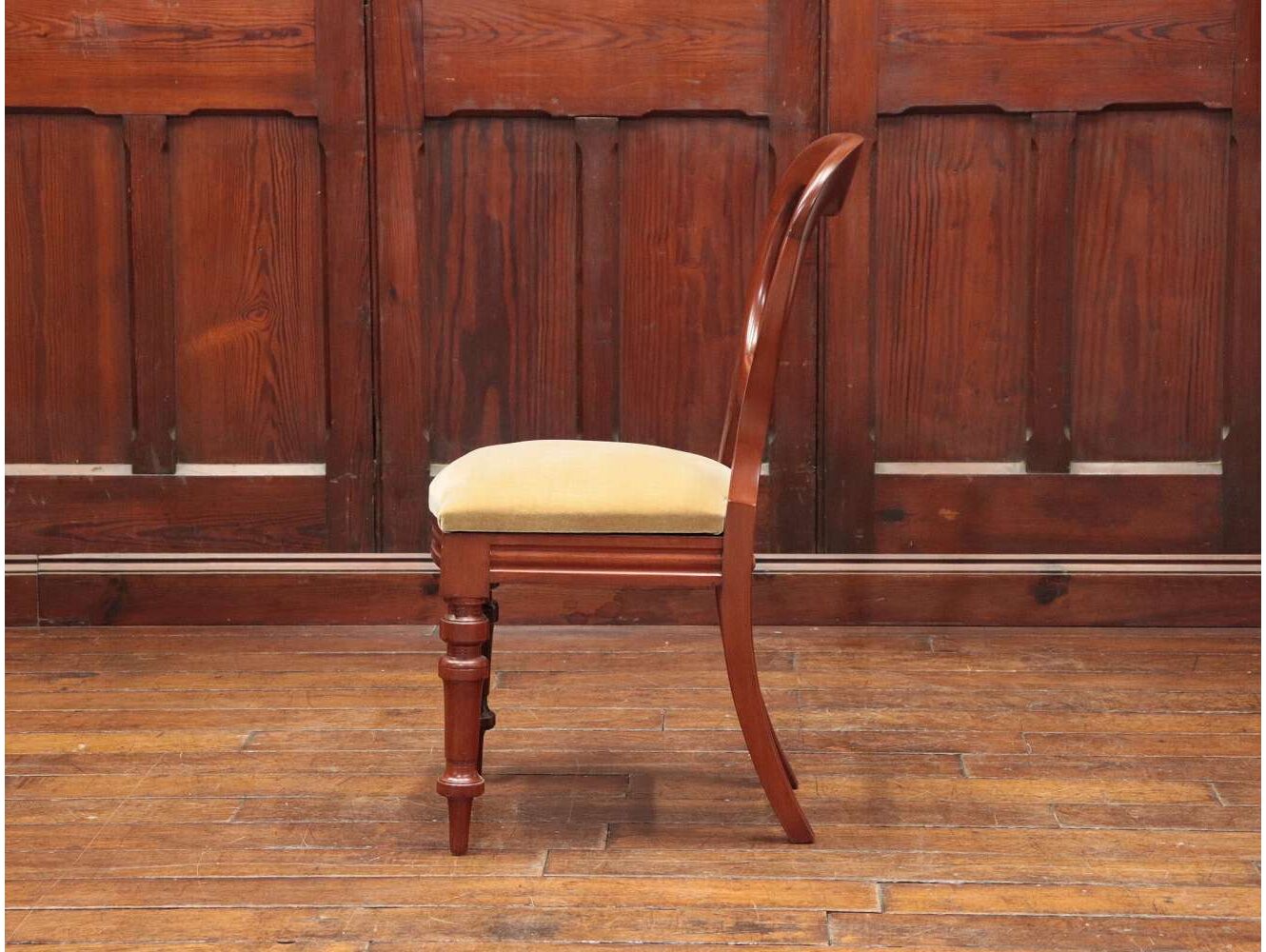 バルーンバックチェア