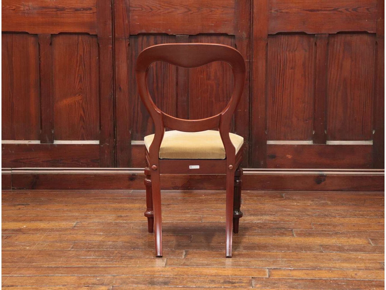 バルーンバックチェア