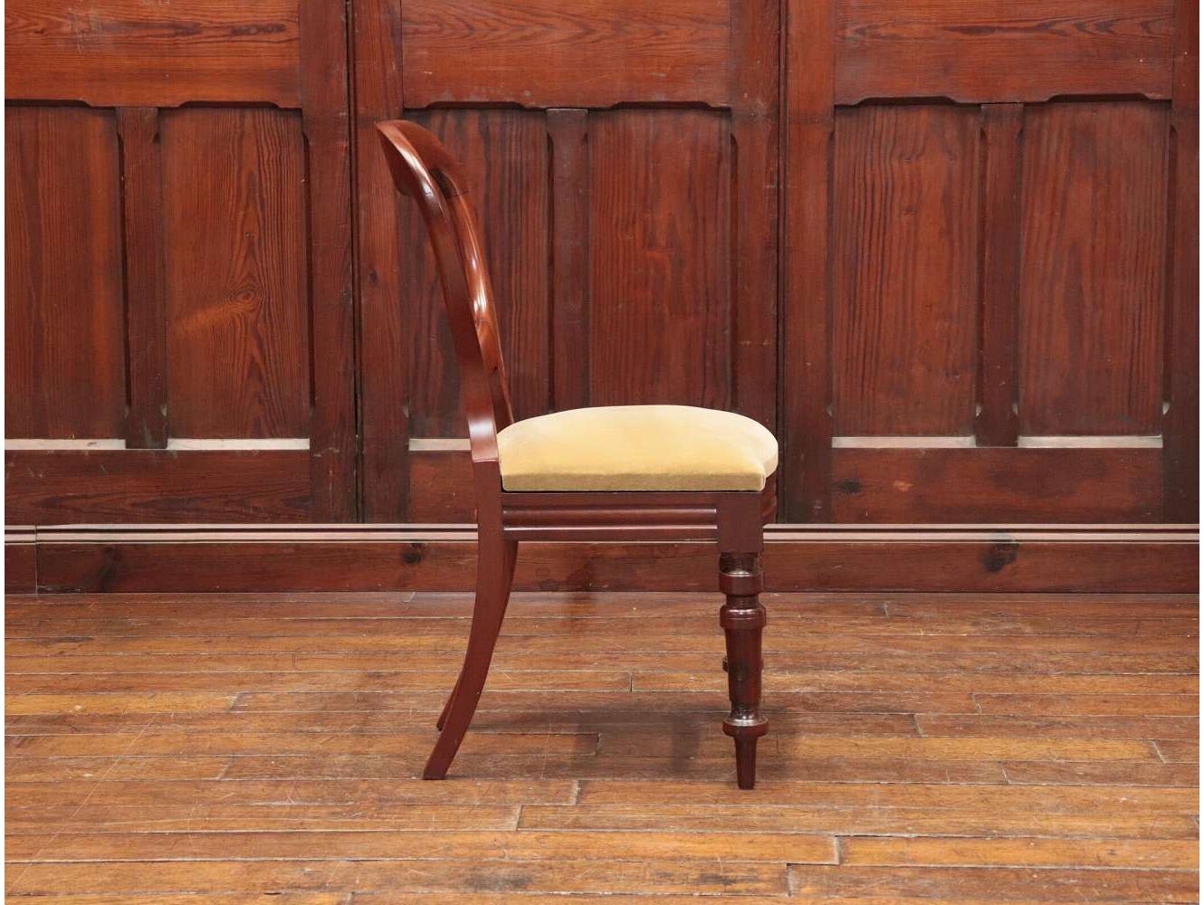 バルーンバックチェア