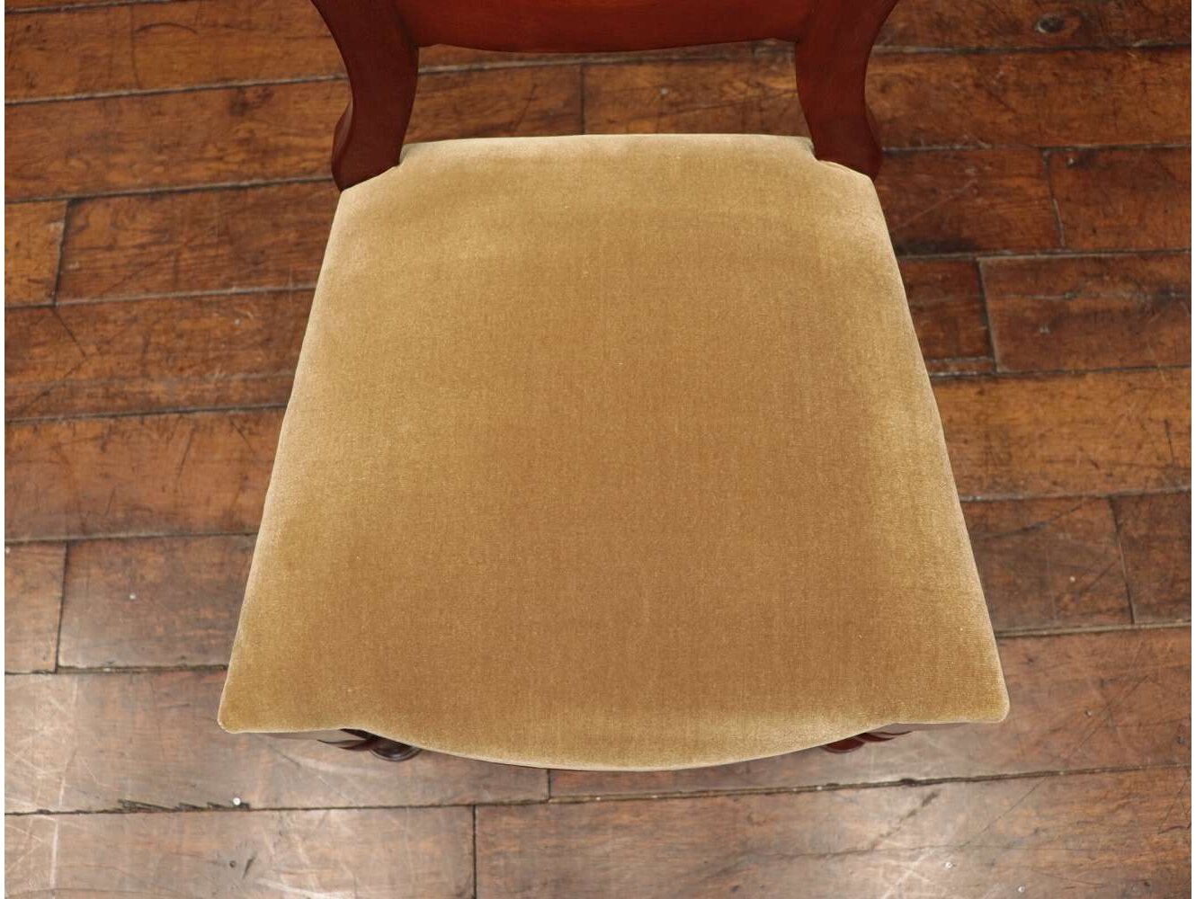 バルーンバックチェア