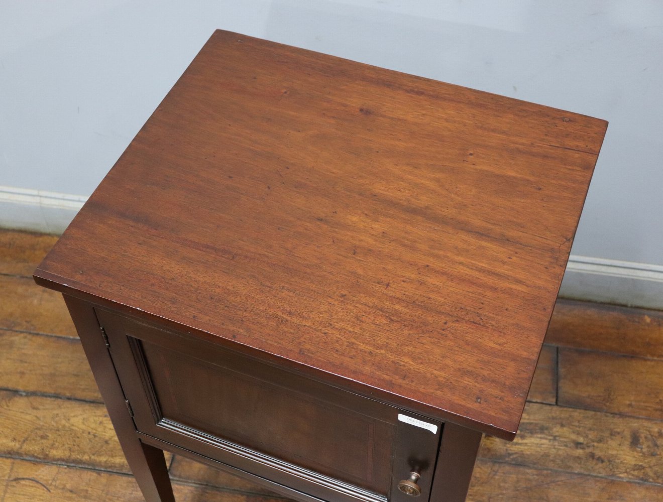 ベッドサイドキャビネット