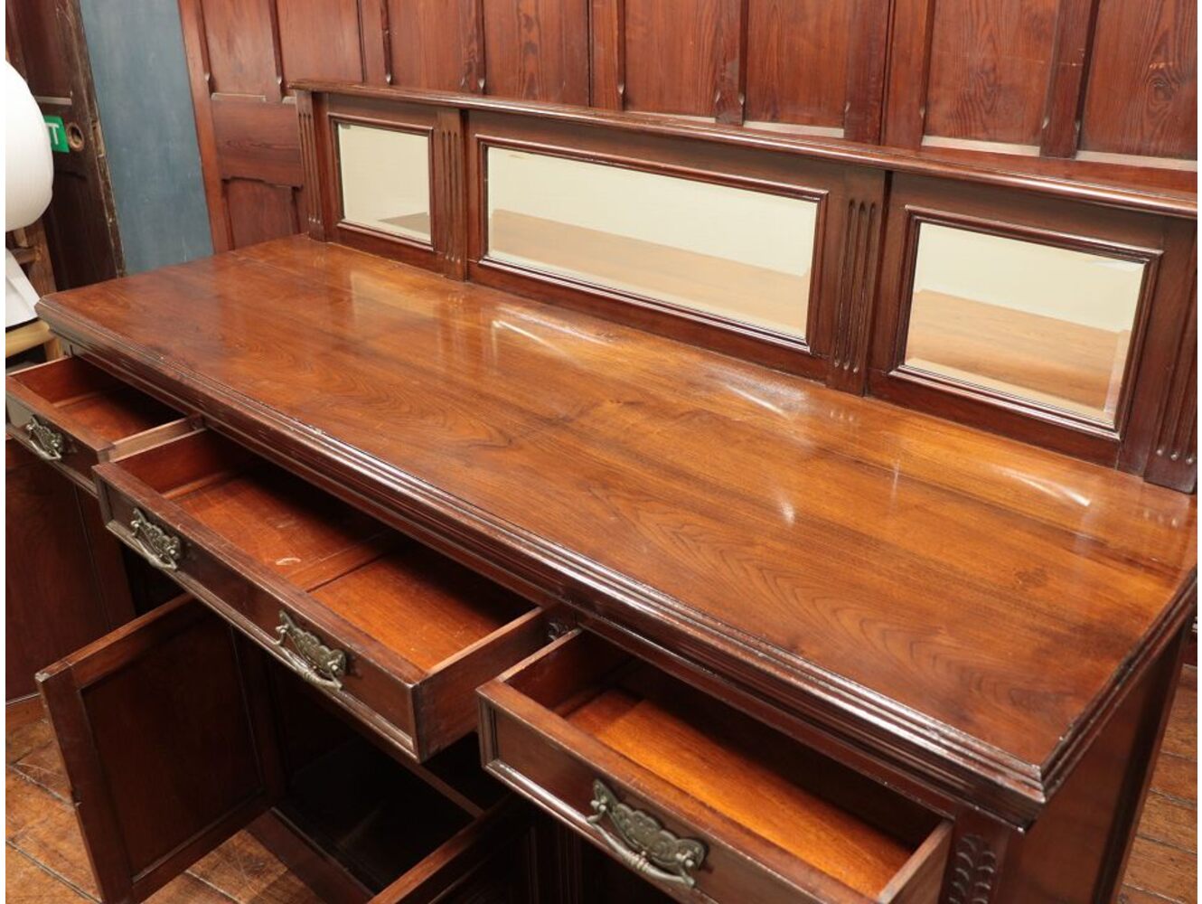 ミラーバックサイドボード