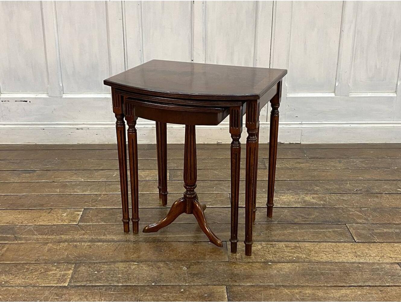 ネストテーブル