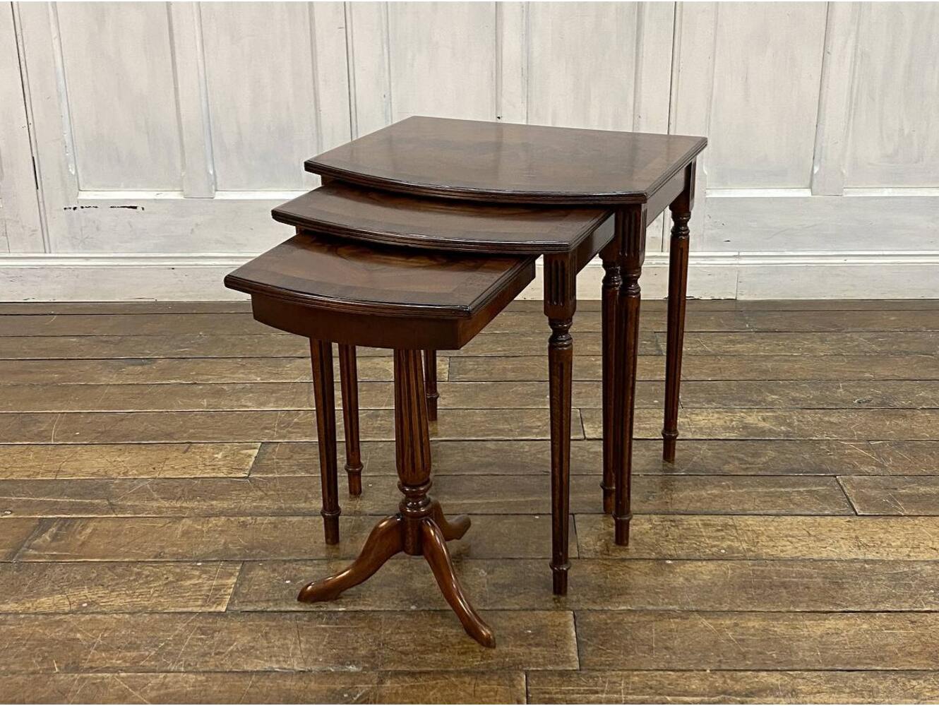 ネストテーブル