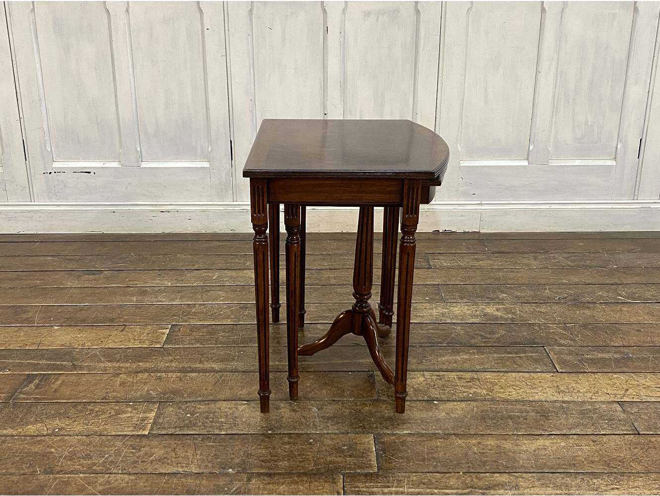 ネストテーブル