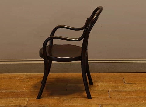 ベントウッドキッズアームチェア Mundus and J&J Kohn