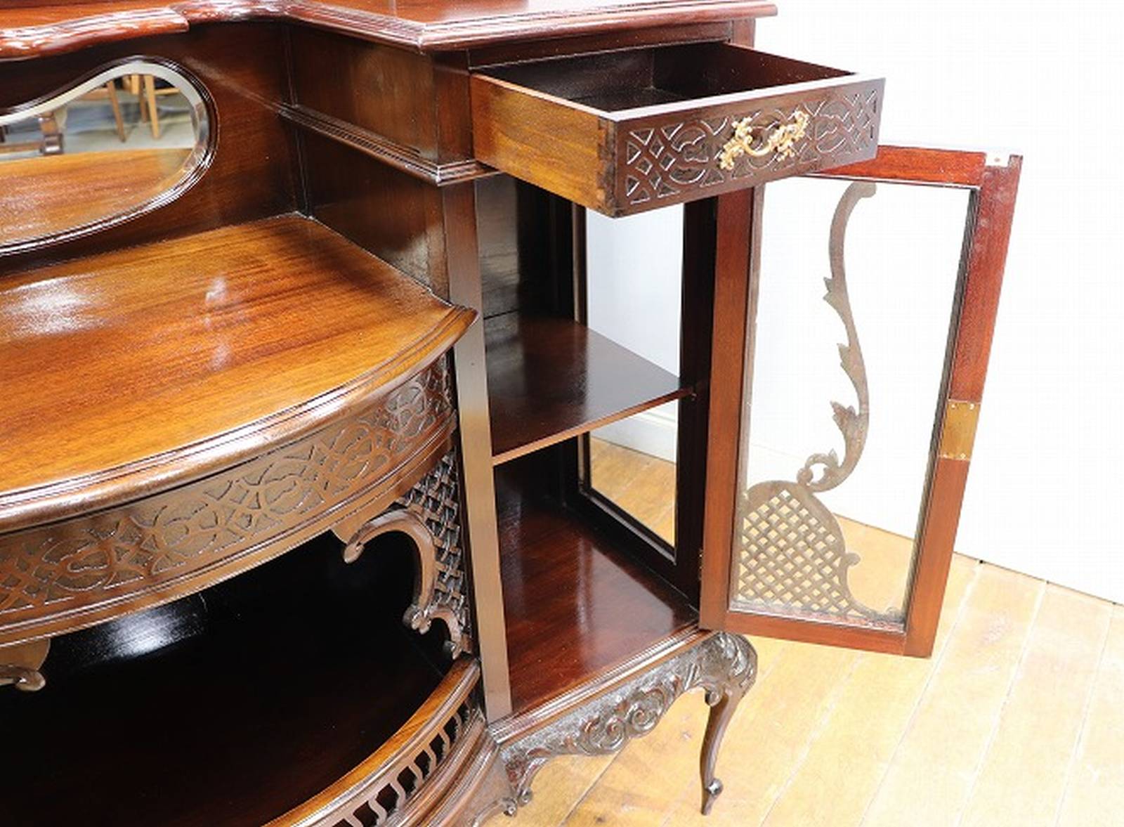 ミラーバックサイドボード