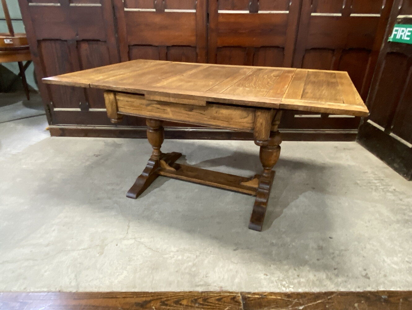 ドローリーフテーブル