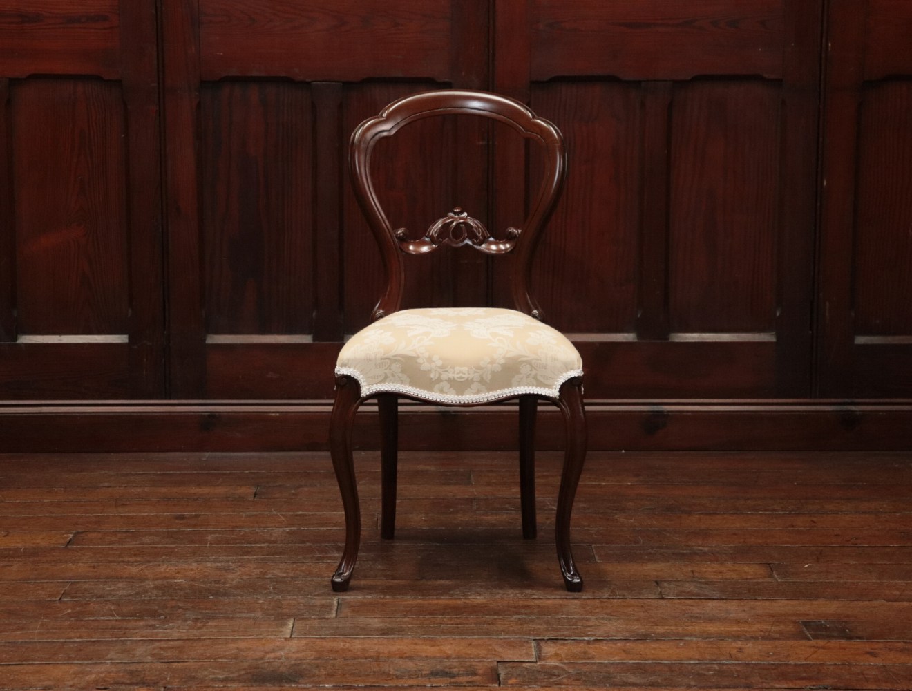 バルーンバックチェア