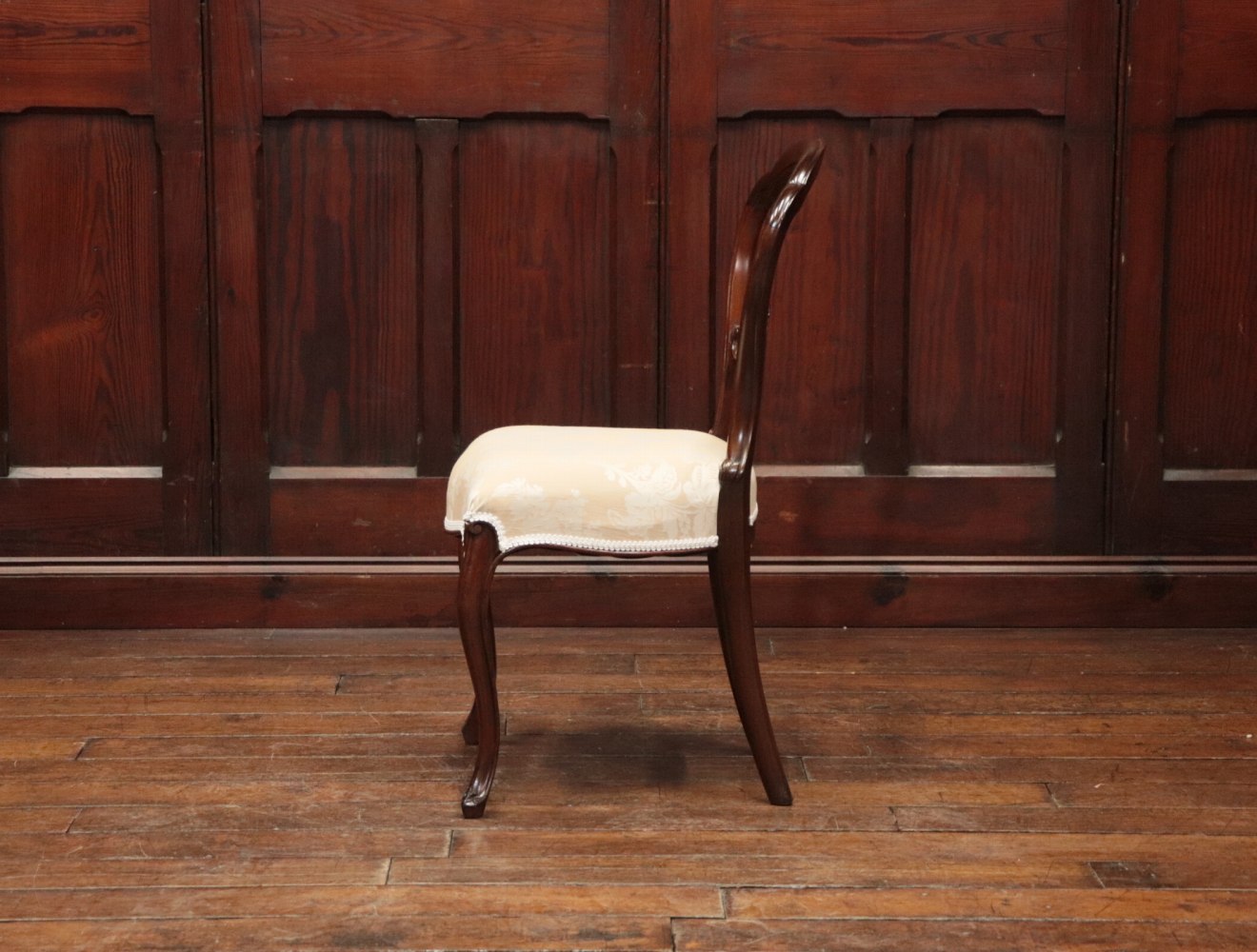 バルーンバックチェア