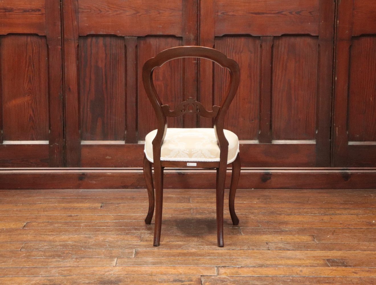 バルーンバックチェア