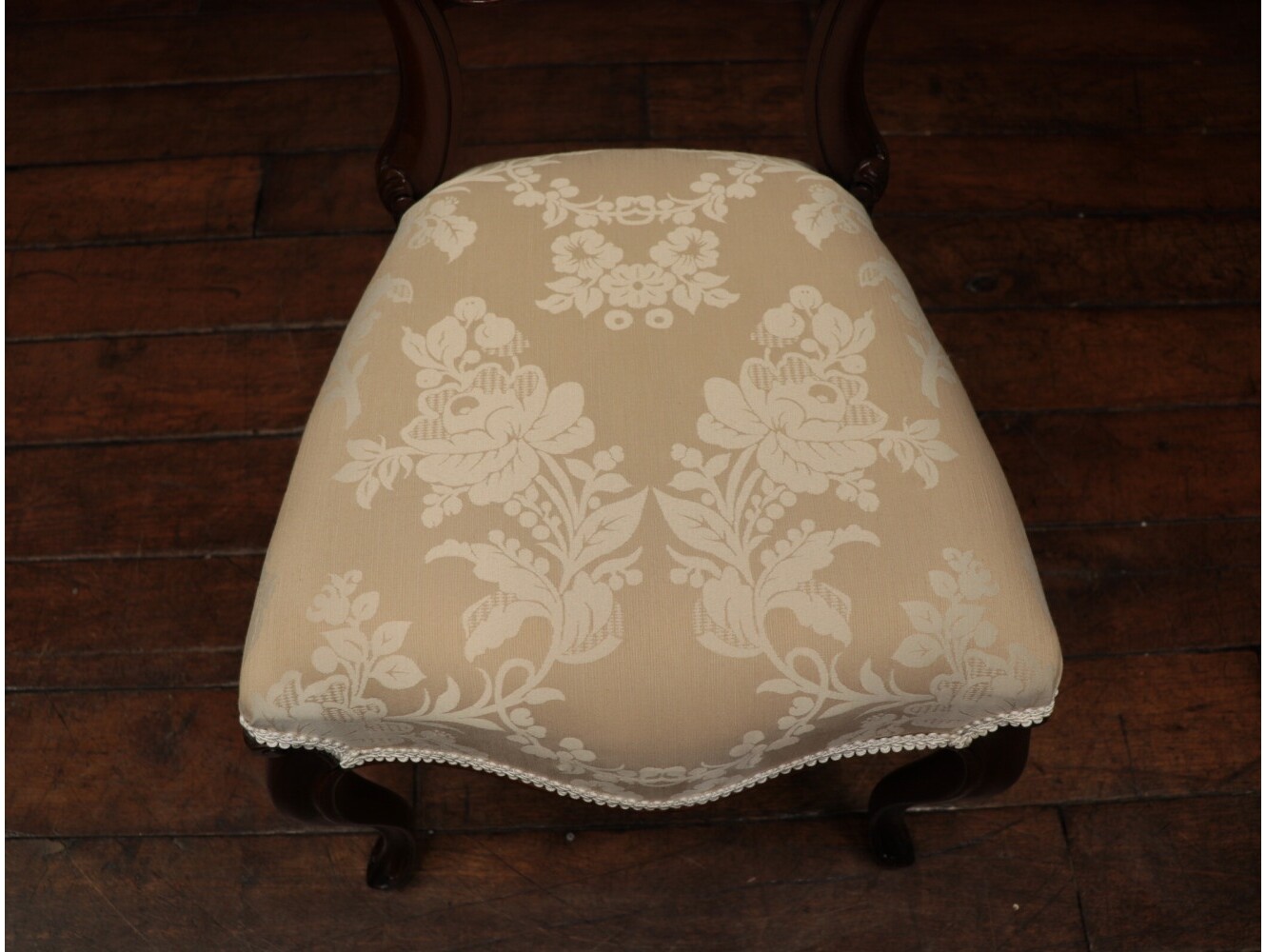 バルーンバックチェア