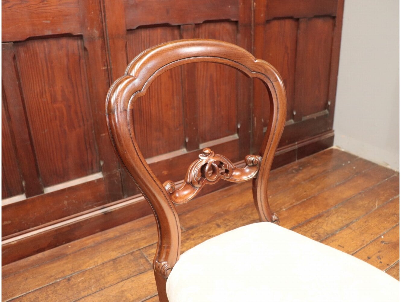 バルーンバックチェア