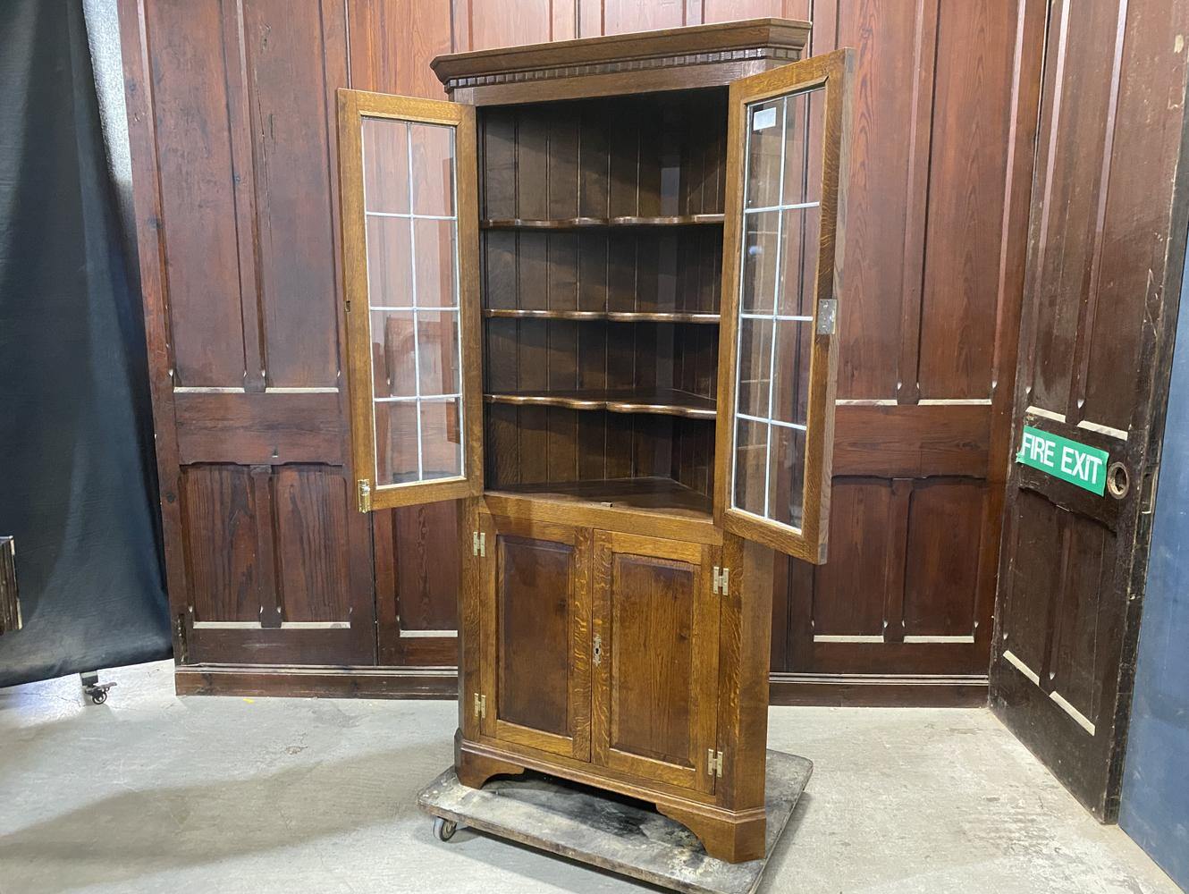 コーナーキャビネット