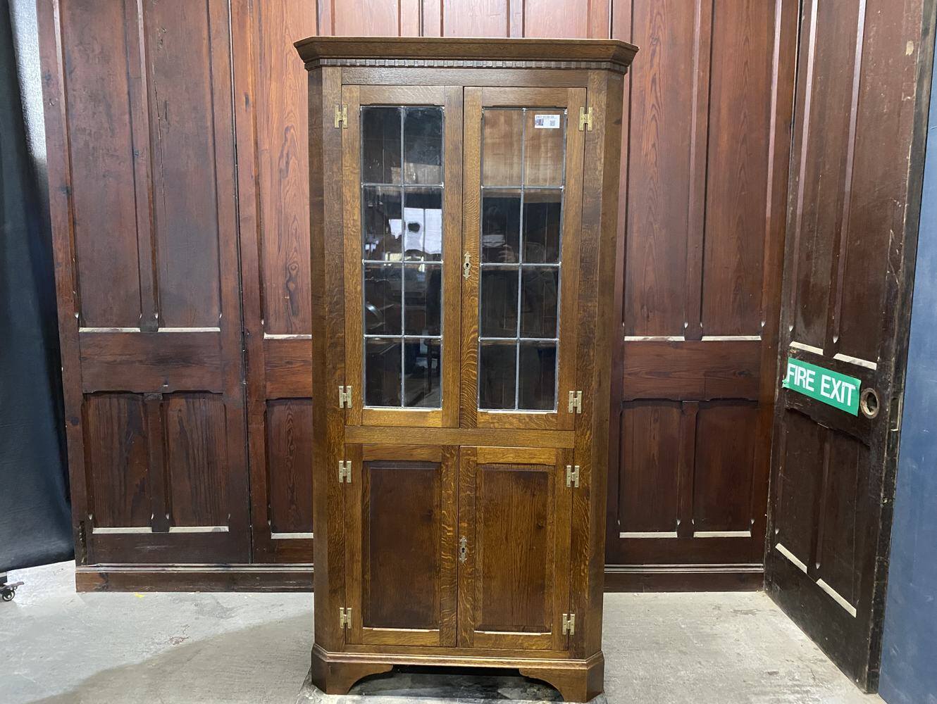 コーナーキャビネット