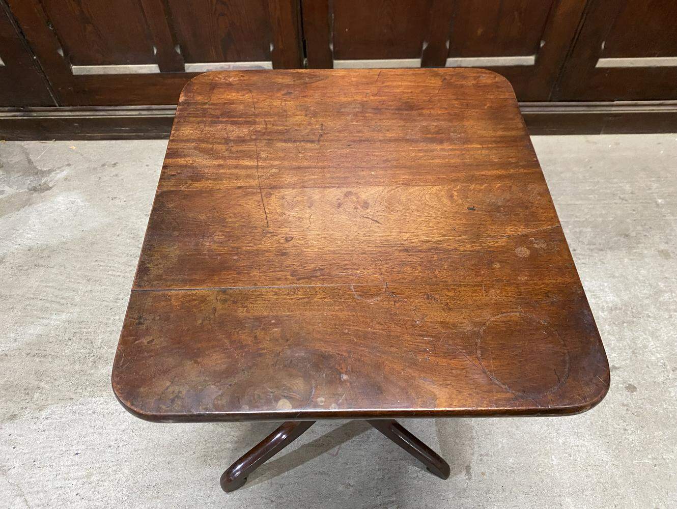 ティルトップテーブル