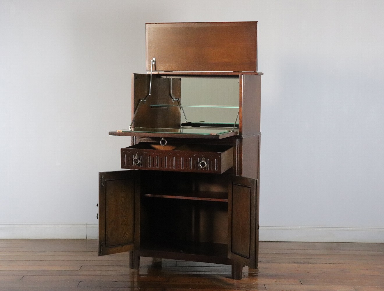 カクテルキャビネット