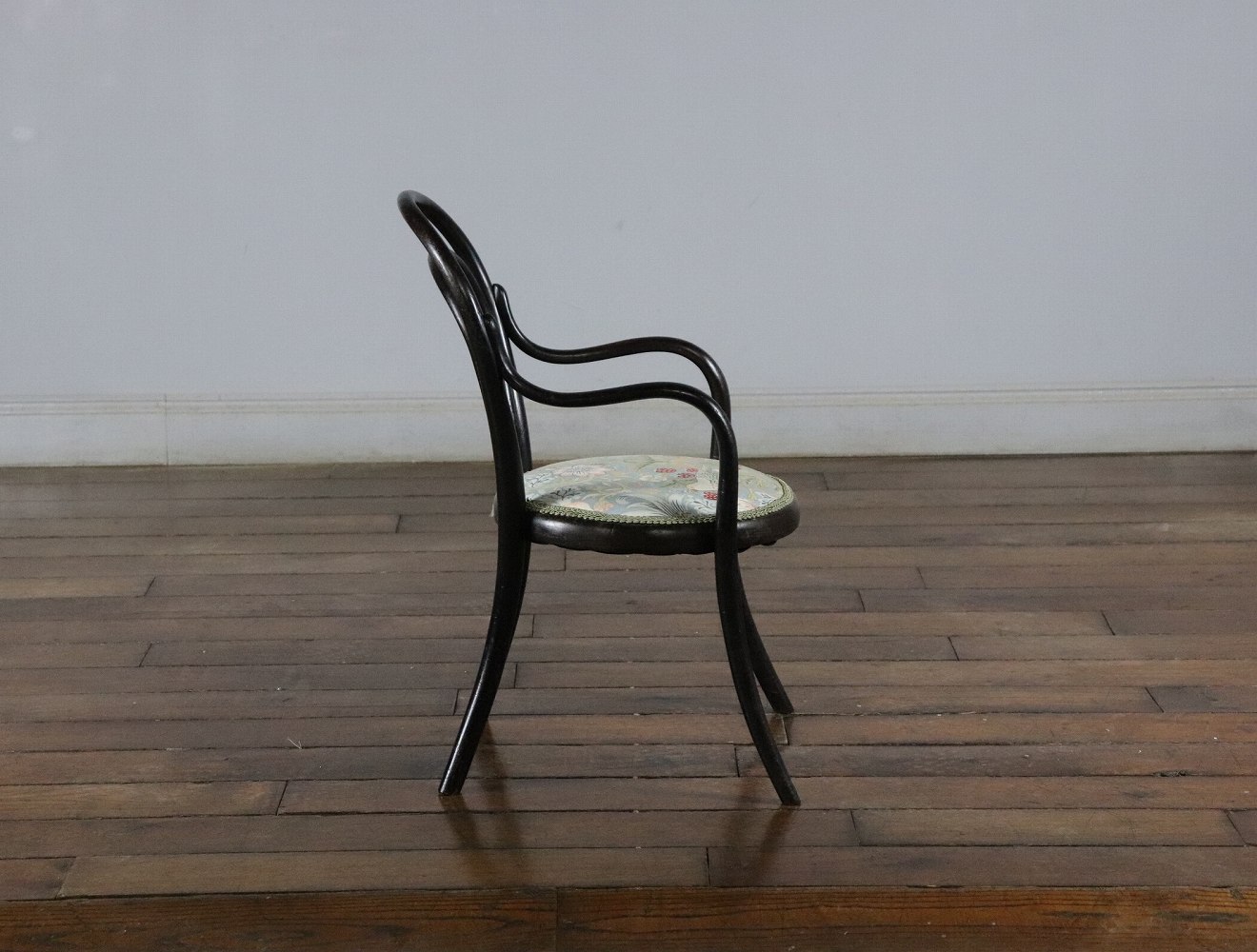 ベントウッドアームキッズチェア